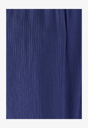 Tessuto blu navy con una sottile texture verticale a pieghe che crea un motivo a strisce ondulate.
