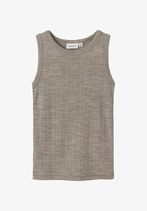 Szara bezrękawnikowa koszulka wykonana z fakturowanej tkaniny z delikatnymi pionowymi paskami. Posiada zaokrąglony dekolt i luźny krój.