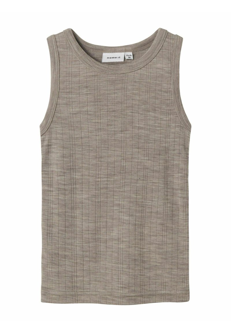 Sivi bezrukavni majica napravljena od teksturirane tkanine s suptilnim vertikalnim prugama. Ima zaobljen izrez i opušteni kroj.