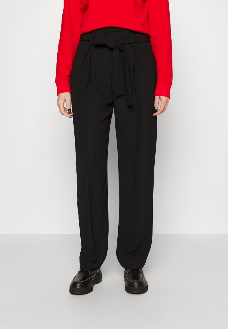 Černé kalhoty s vysokým pasem, předními sklady a látkovým páskem. Design zahrnuje široké nohavice a hladkou strukturu.