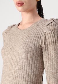 Vero Moda VMKIM UNECK - Strickpullover - beige