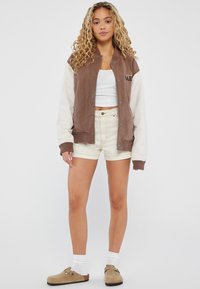 Guess HIGH WAIST - Shorts di jeans - creme