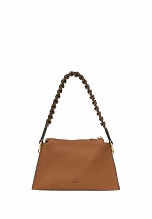 Bolso de mano de cuero marrón texturizado con correa trenzada y herrajes en tono dorado, forma rectangular y cierre superior con cremallera.
