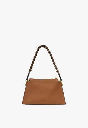 Bolso de mano de cuero marrón texturizado con correa trenzada y herrajes en tono dorado, forma rectangular y cierre superior con cremallera.