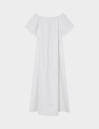 Άσπρο, χαλαρό φόρεμα χωρίς ώμους με κοντά μανίκια και σούρες στο ντεκολτέ, εκτίθεται σε απλό ανοιχτό φόντο.