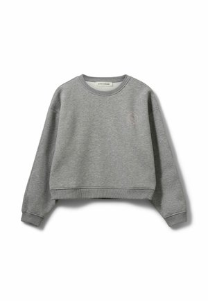 Šedá mikina s dlouhým rukávem a kulatým výstřihem, s žebrovanými manžetami a lemem, s malým kulatým logem na levé straně hrudníku.