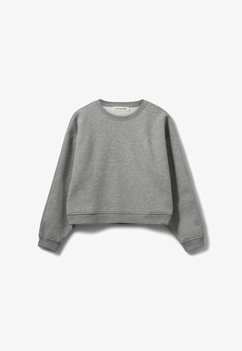 Pelēka garām piedurknēm sporta krekls ar apaļu kakla izgriezumu un ribotiem aprocēm un apakšu, kreisajā krūšu daļā neliela apaļa logo.