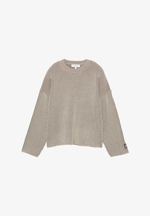 Béžový rebrovaný pletený sveter s dlhými rukávmi a okrúhlym výstrihom. Má voľný strih a na rukáve kontrastnú farebnú nášivku.