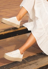 Pitas TINA - Stringate sportive - off white