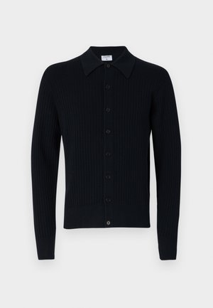 Cardigan côtelé bleu marine foncé avec un col pointu, fermeture à boutons sur le devant, manches longues et texture lisse. Design simple sans motifs.