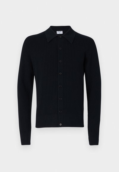 Cardigan din tricot de culoare bleumarin închis, cu guler ascuțit, închidere frontală cu nasturi, mâneci lungi și textură netedă. Design simplu, fără modele.