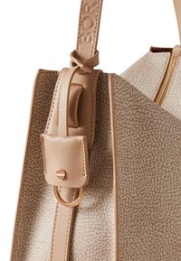 Borsa beige con un motivo testurizzato, design minimalista, hardware tono oro e una tracolla regolabile con marchio impresso.