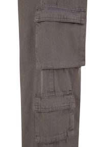 Pantalons cargo en tissu gris avec deux grandes poches latérales, design à jambes droites et coutures renforcées pour plus de durabilité.