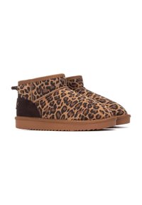 Botas de tobillo con estampado de leopardo, con parte superior de ante y textil, acentos marrones, suela de goma y diseño de punta redonda. La superficie texturizada añade detalle.