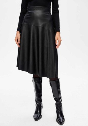 Zwarte nep leren midi-rok met een hoge taille, uitlopende A-lijn vorm, gladde textuur, met naaddetails aan de voorkant en zijkanten.