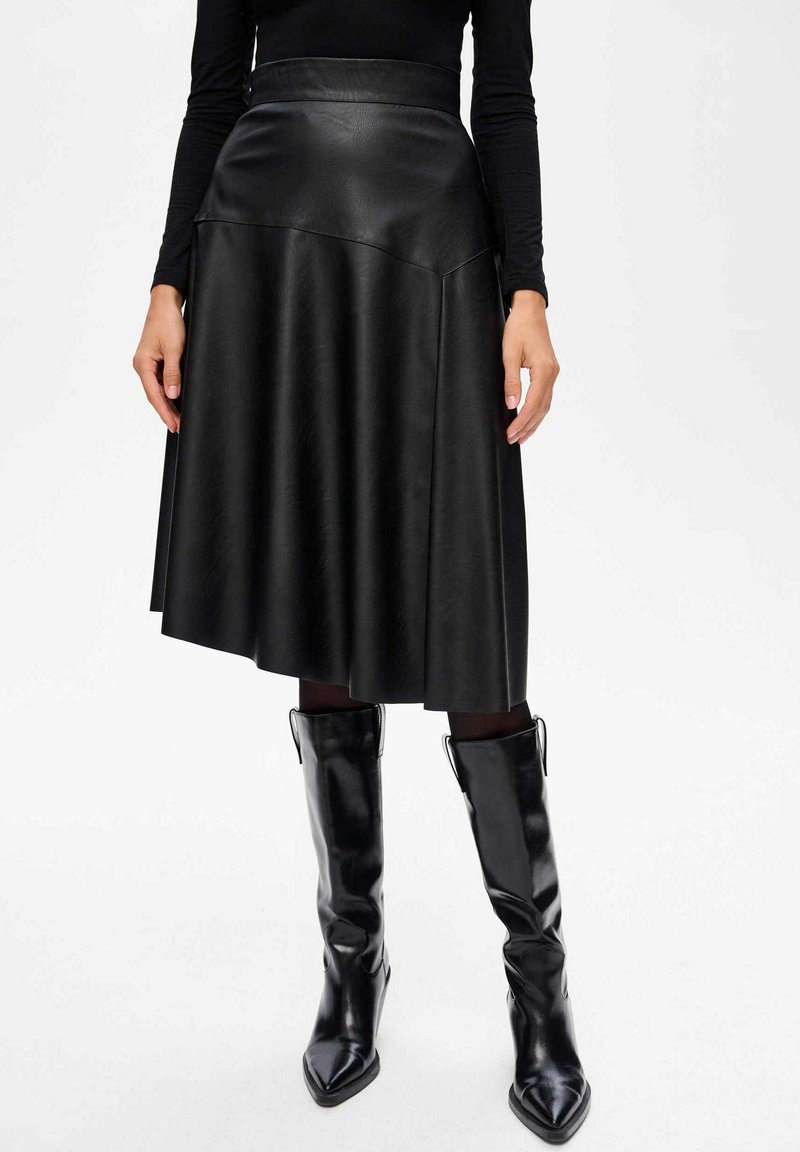 Czarna spódnica midi z imitacji skóry, z wysokim stanem, w kształcie rozkloszowanej litery A, o gładkiej teksturze, z przeszyciem z przodu i po bokach.