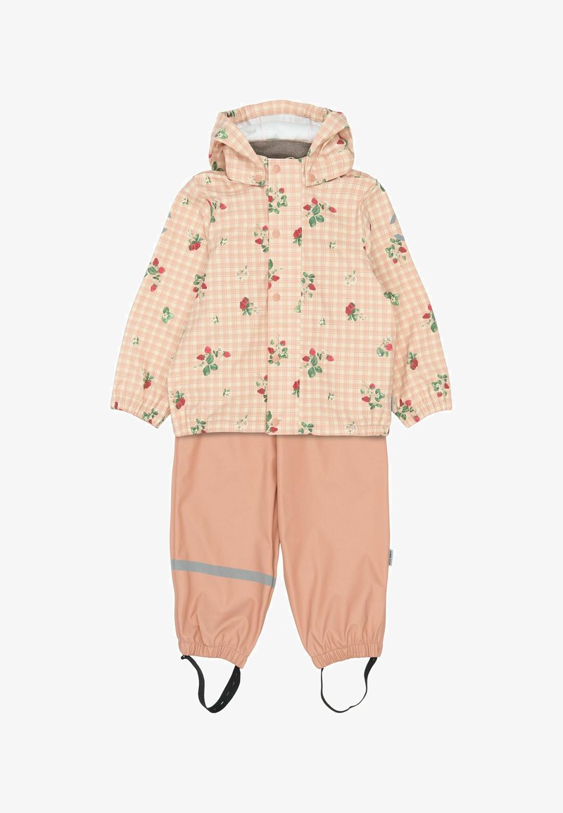 Veste imperméable à motif à carreaux roses avec des accents floraux, associée à un pantalon rose équipé d'une bande réfléchissante et de bretelles réglables.