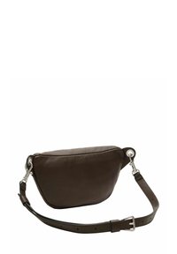 Czarnobrązowa skórzana saszetka z regulowanym paskiem oraz srebrną metalową klamrą i zapięciami na białym tle.