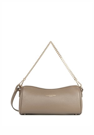 Sac cylindrique en cuir taupe avec bandoulière chaîne dorée et petit logo "Lancaster Paris" au centre devant.