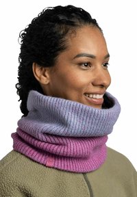 Cuello de gaita de punto en colores púrpura y rosa ombré. Presenta una textura acanalada, un diseño ancho y una pequeña etiqueta con el logo. Material suave y cálido.