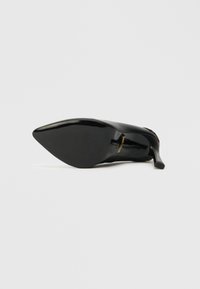 Pantof de damă cu toc înalt, de culoare neagră, cu vârf ascuțit și finisaj lucios. Dispune de o talpă texturată și un toc subțire de tip stiletto.