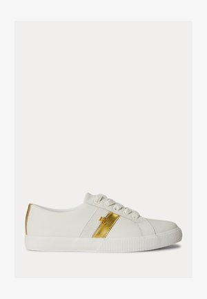 Zapatilla blanca de corte bajo con cordones blancos, una franja y un logo dorados en el lateral, y un detalle dorado en la lengüeta del talón.