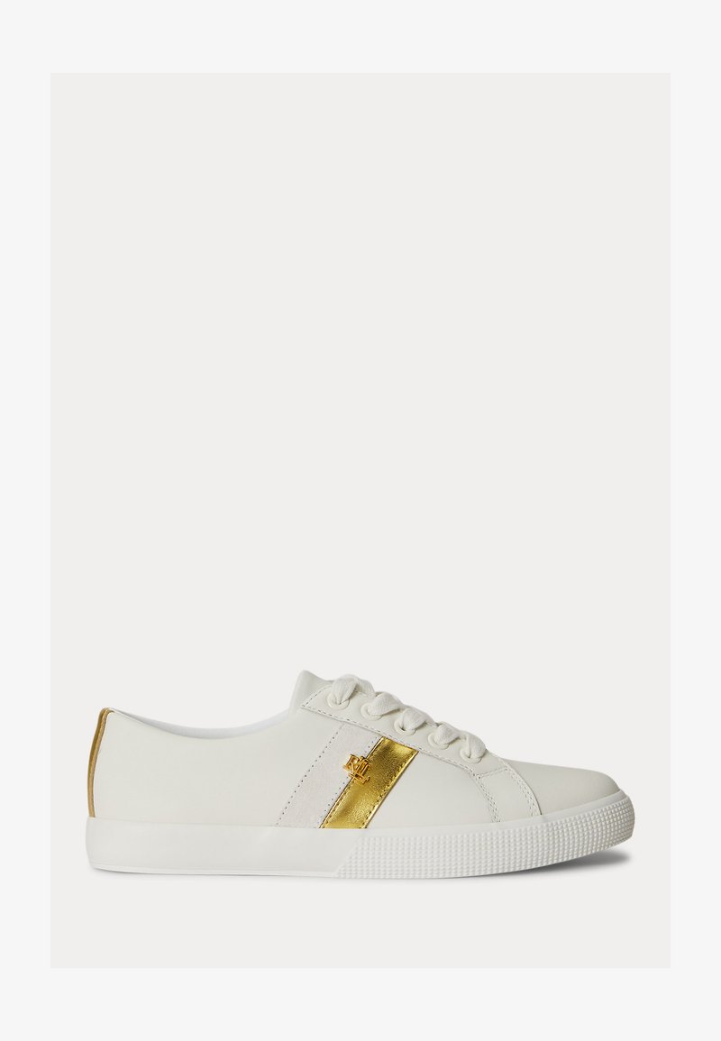 Λευκό αθλητικό παπούτσι χαμηλού προφίλ με λευκά κορδόνια, χρυσή ρίγα και λογότυπο στο πλάι, καθώς και χρυσή λεπτομέρεια στην ετικέτα της φτέρνας.