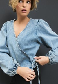 Next REGULAR FIT - WRAP - Blūze - bleach