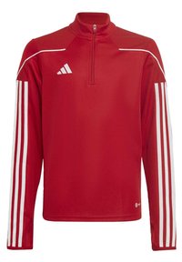 Pull rouge avec un col zippé mi-long, manches longues avec des accents de trois bandes blanches, fabriqué en tissu synthétique lisse.