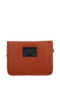 Brun læder crossbody taske med et sort rektangulært hardware-accent, der har et fladt design og glat tekstur.