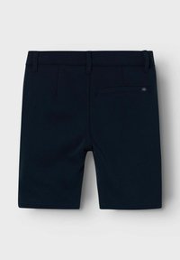 Pantaloni corti blu navy realizzati in tessuto liscio, con fronte piatto, passanti per cintura, una tasca posteriore e un discreto dettaglio del logo.