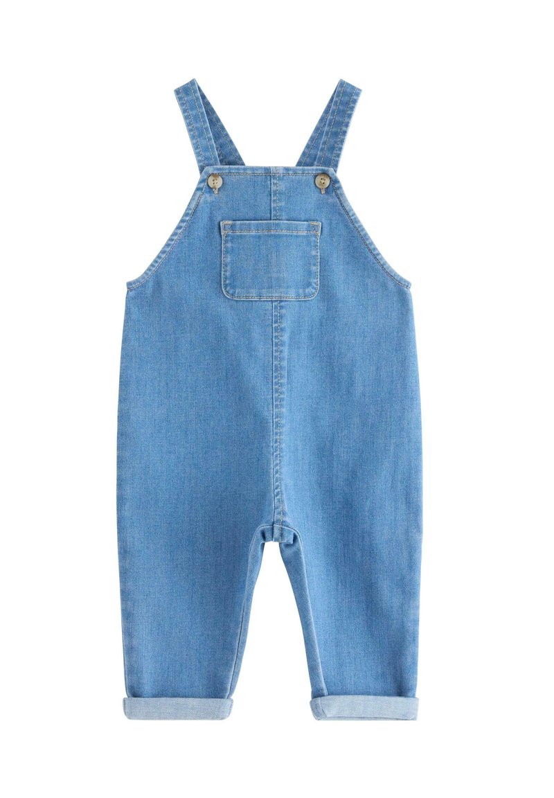 Lichtblauwe denim overall met verstelbare schouderbanden, een zak aan de voorkant en oprolmanchetten bij de enkels. Glad textuur en klassiek ontwerp.