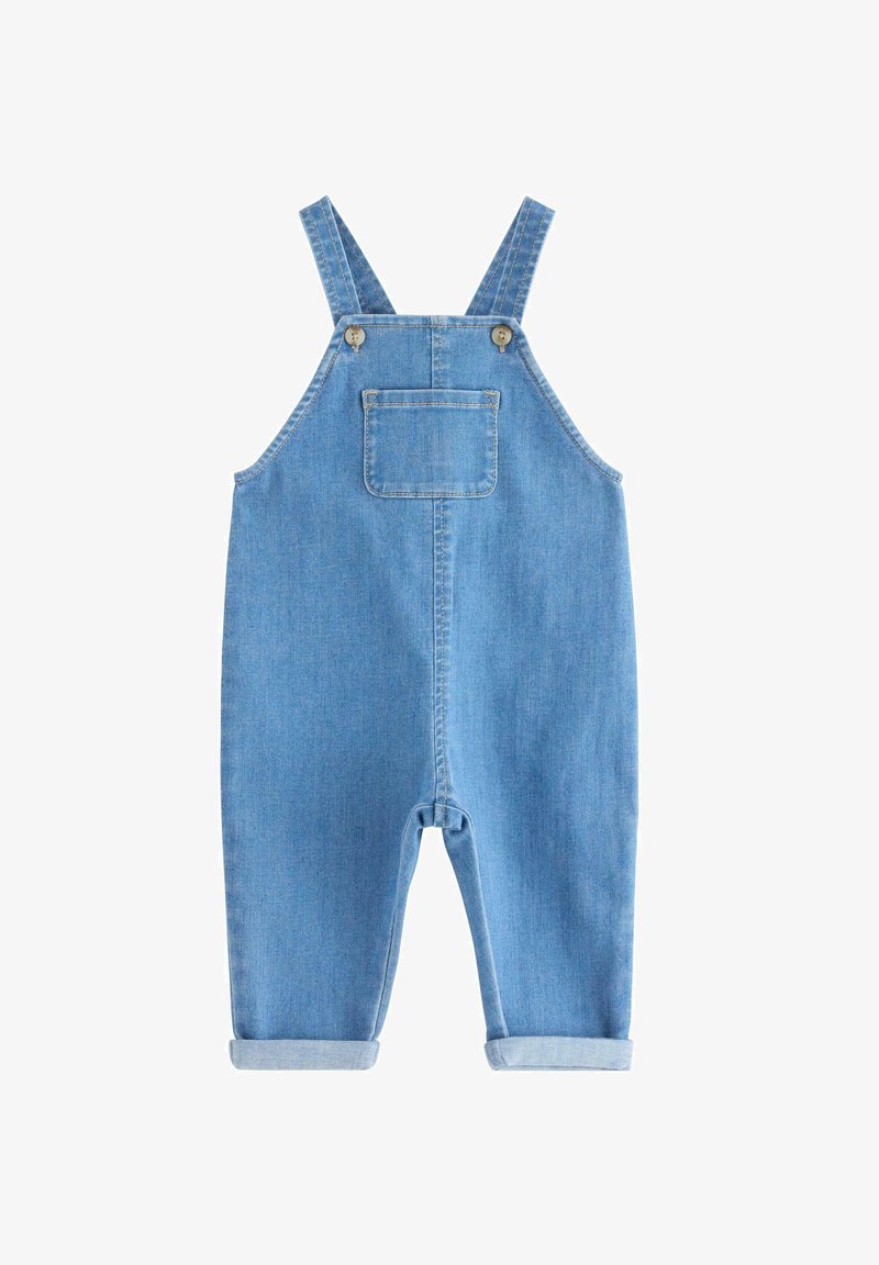Lichtblauwe denim overall met verstelbare schouderbanden, een zak aan de voorkant en oprolmanchetten bij de enkels. Glad textuur en klassiek ontwerp.