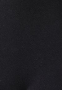 Tela de stretch negra con una textura suave, que presenta un patrón de relieve constante. No hay costuras visibles ni detalles adicionales.