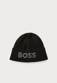 Zwarte gebreide beanie met een opgevouwen manchette, met een grijs logo "BOSS" dat prominent op de voorkant is weergegeven. Zachte textuur, goede pasvorm.