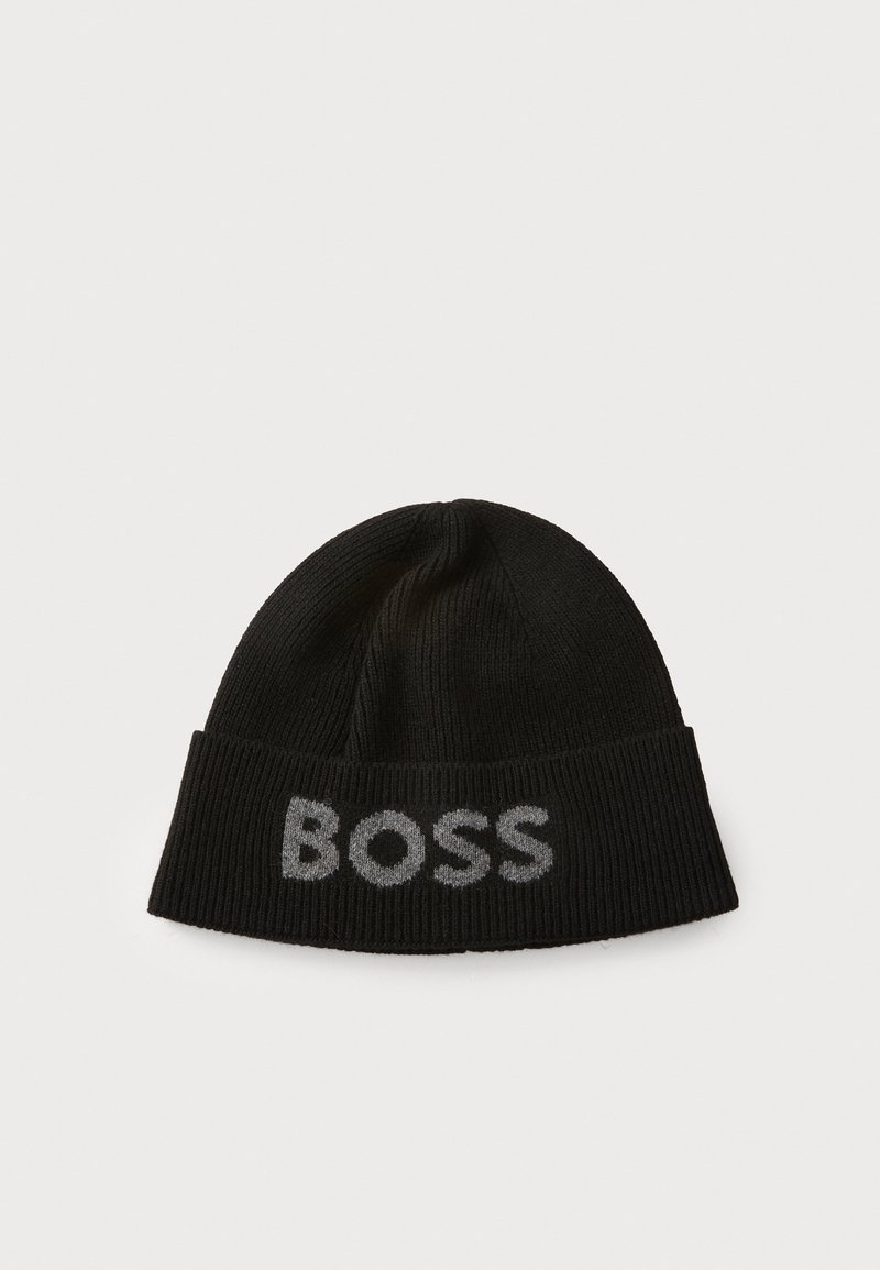 Zwarte gebreide beanie met een opgevouwen manchette, met een grijs logo "BOSS" dat prominent op de voorkant is weergegeven. Zachte textuur, goede pasvorm.