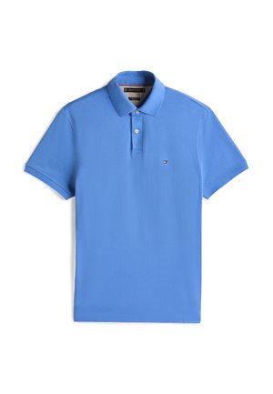 Lichtblauw poloshirt met een kraag, korte mouwen en een gestructureerde stof. Voorzien van een klein logo op de linkerborst.