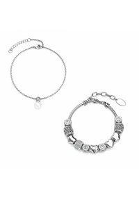 Bracciale d'argento con catene, caratterizzato da un ciondolo a forma di perla e un secondo bracciale con perline decorative e accenti lucenti.