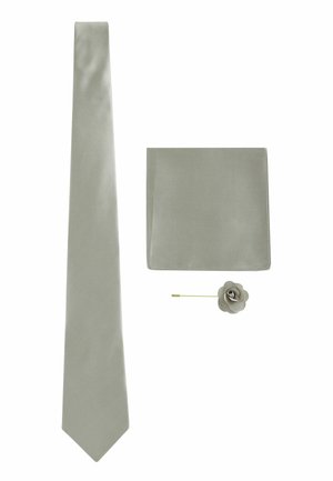 Hellgraue Herren-Krawatte, dazu passendes Einstecktuch und blumenförmiger Ansteckpin mit goldenem Stiel auf weißem Hintergrund.