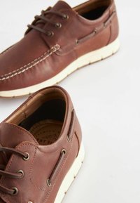 Next LEATHER BOAT SHOES - Csónakcipők - dark tan