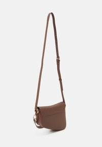 Borsa a tracolla marrone realizzata in materiale testurizzato, con una forma curva, chiusura a patta magnetica e dettagli in metallo dorato.
