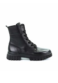 Bota de tobillo de cuero negra con diseño de cordones, cuello acolchado y suela de goma gruesa con profundidad para tracción. Textura suave.