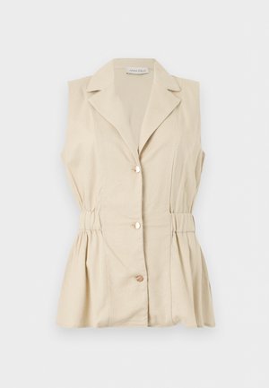 Μπεζ μπλούζα χωρίς μανίκια με κουμπιά και γιακά, με σφηκοφωλιά στη μέση, απλωμένη επίπεδα σε λευκό φόντο.