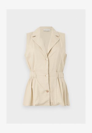 Μπεζ μπλούζα χωρίς μανίκια με κουμπιά και γιακά, με σφηκοφωλιά στη μέση, απλωμένη επίπεδα σε λευκό φόντο.