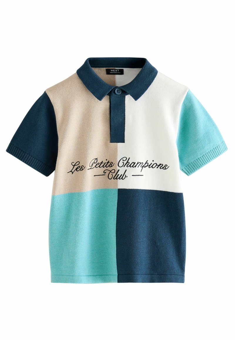 Kortärmad polo i beige, vit, teal och marinblå. Har en knappad krage och broderad detalj "Les Petits Champions Club".