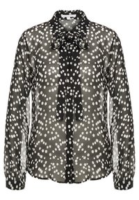 Blouse à pois noir et blanc avec une texture transparente, manches longues, fermeture à boutons à l'avant et un détail de nœud au col.