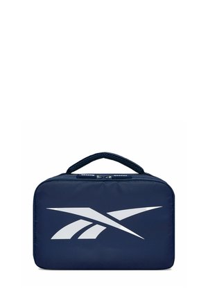 Bolsa de aseo rectangular azul marino con cremallera y asa, con un gran logo blanco de Reebok en el frente.