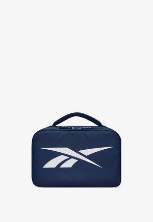 Prostokątna granatowa torba na kosmetyki z zamkiem i uchwytem, z dużym białym logo Reebok na przodzie.