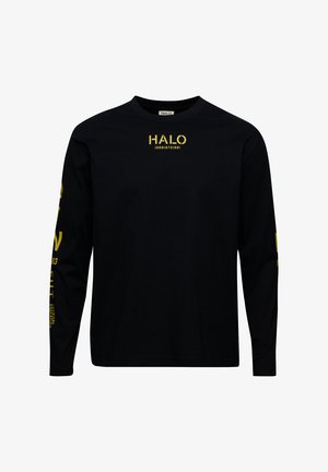 Zwart langslurfshirt met gele tekst op de voorkant en mouwen, gemaakt van zachte stof met een ronde hals en een ontspannen pasvorm.