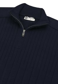 Marinekleurige pullover met een kwart-rits kraag, geribbelde structuur en contrasterende stof op de schouders. Voorzien van een metalen rits en een merklabel.